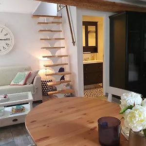 https://traverse-du-vieux-chateau.fr-provencehotel.com